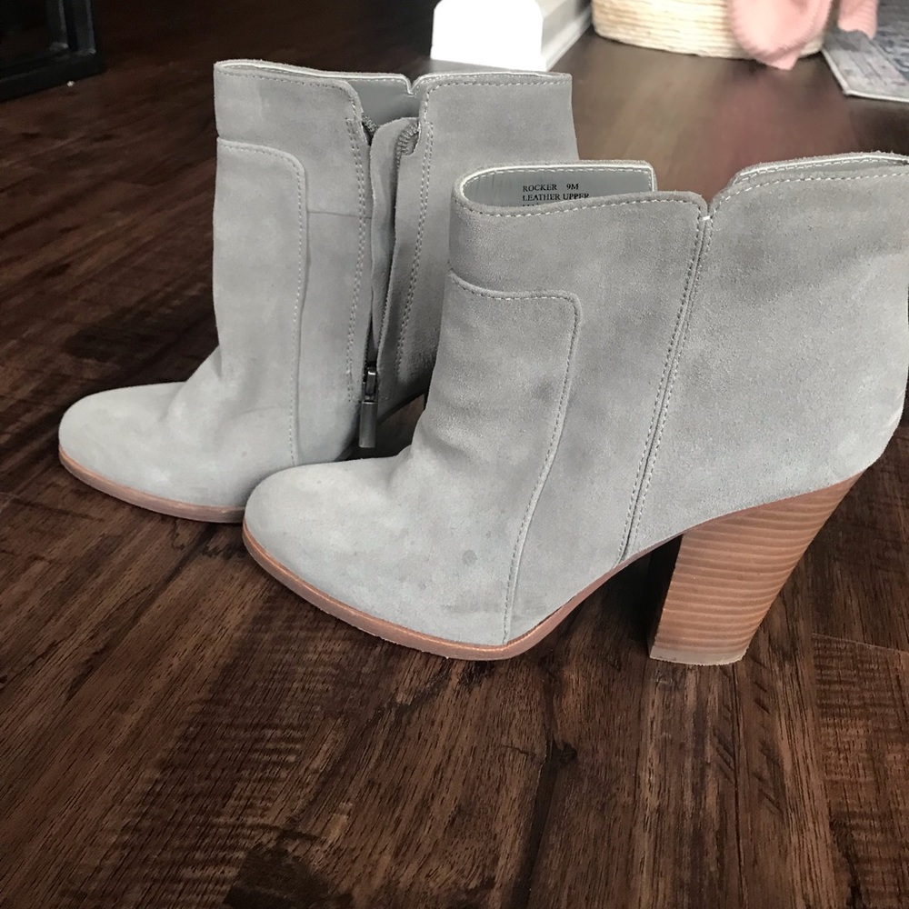 Pour la Voctoire gray suede boots